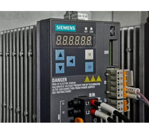Токарний верстат з ЧПУ TechnologieCNC 400x1000 гідравлічний патрон і задня бабка SINUMERIK 808D, 5,5 кВт, 400В